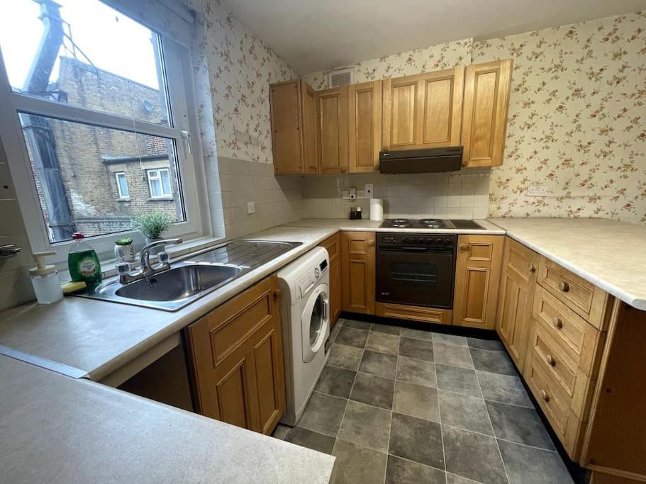 Old School Grandma London Experience ! Apartment Exterior foto